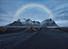 孩子般的错误！英冠后卫活球状态下手球送点，队友直挠后脑勺