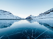 孩子般的错误！英冠后卫活球状态下手球送点，队友直挠后脑勺