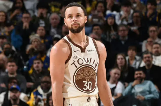 世界杯app下载-库里上半场7投4中，三分6中3，罚球3中3得到14分3篮板